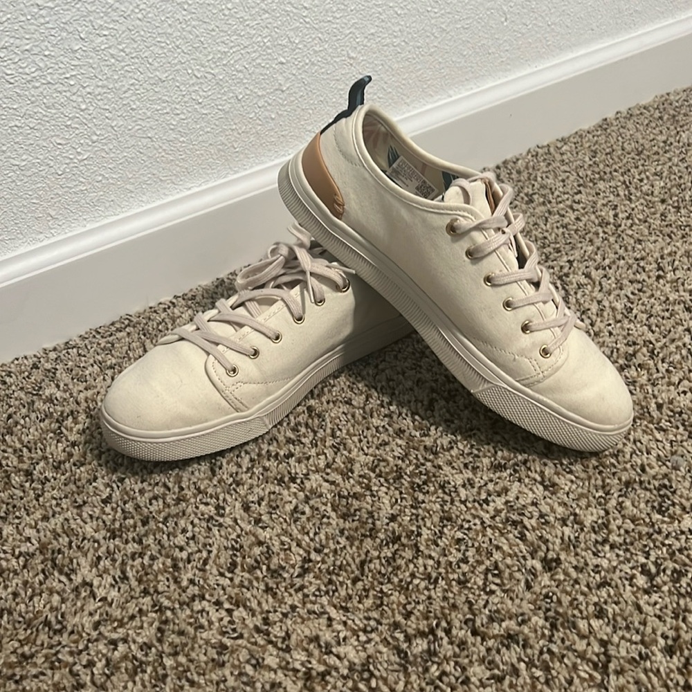 Tom’s Lace-Up tennis shoes